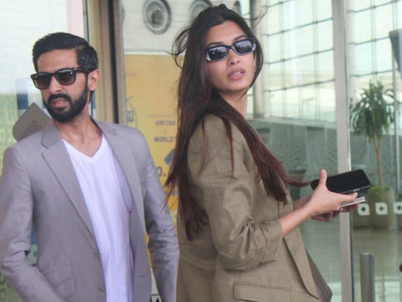 अपने बॉयफ्रेंड के साथ एयरपोर्ट पर दिखाई दीं डायना पैंटी! अपने बॉयफ्रेंड के साथ एयरपोर्ट पर दिखाई दीं डायना पैंटी!