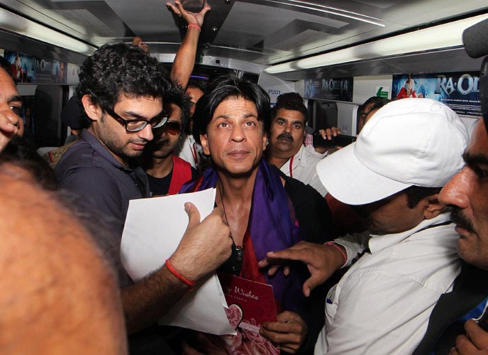 Shah Rukh takes a ride in the Airport Metro Express