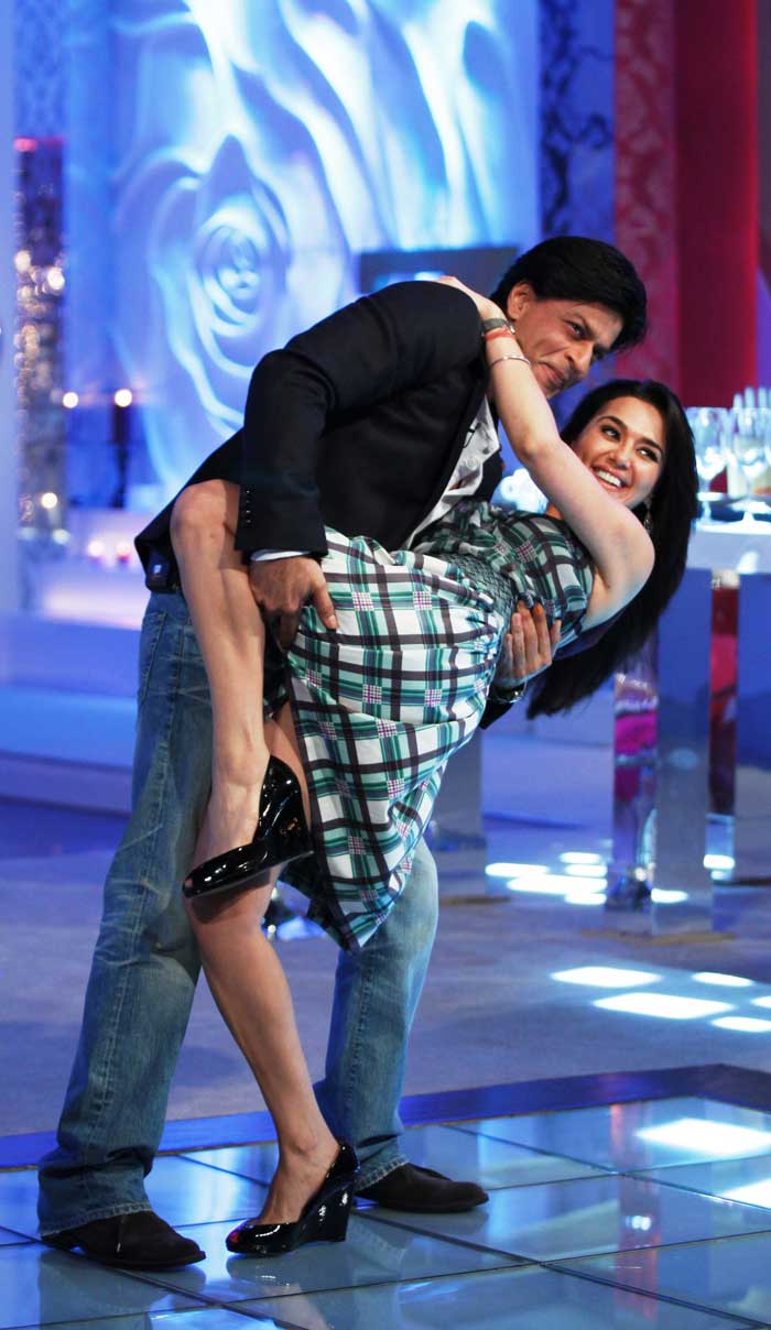 SRK gets cosy on Preity\'s couch