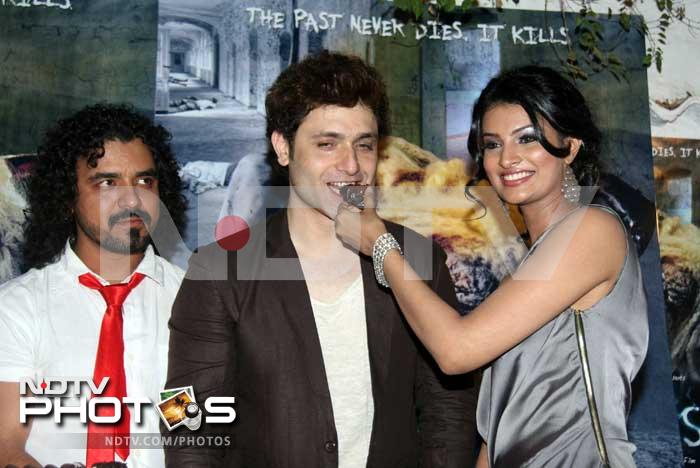 Sharing a bite! Shiney Ahuja and Sayali Bhagat.