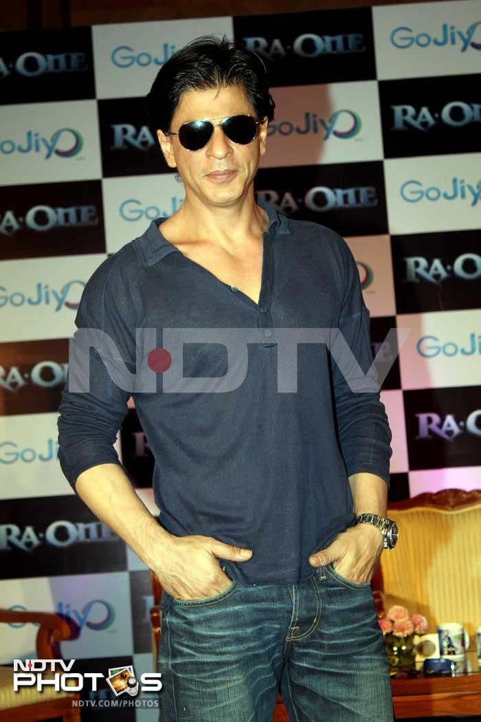 Bollywood's King Khan of look stylish at the event. SRK was here to meet GoJiyo-Ra.One contest winners.