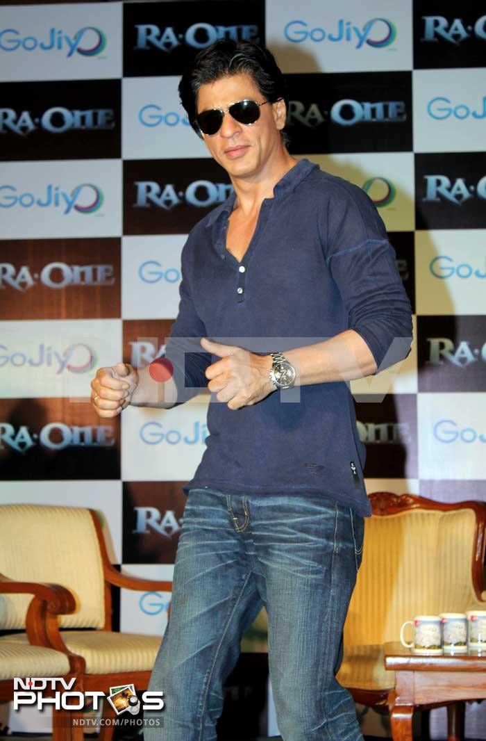 SRK gives a thumbs-up.