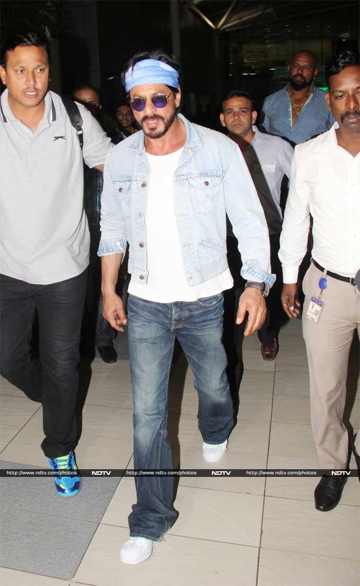 SRK Touches Down in Mumbai Ahead of Gauri\'s Birthday