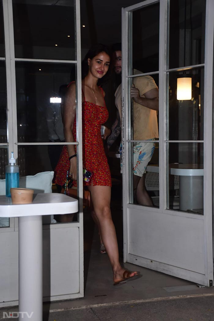 Disha Patani And Mouni Roy\'s Dinner Date. Did Someone Say BFF Goals?