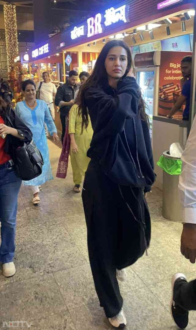 Disha Patani was snapped at the airport (Image Courtesy: Varinder Chawla)