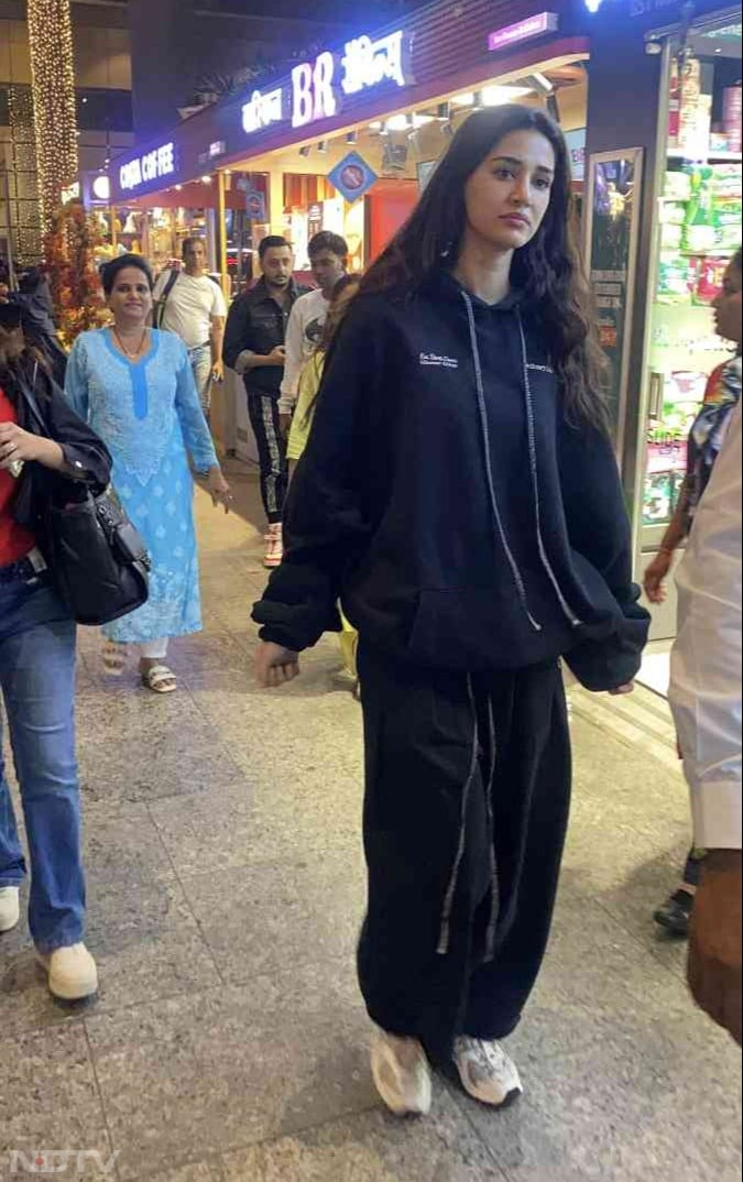 Disha Patani looked chic in an all-black look (Image Courtesy: Varinder Chawla)