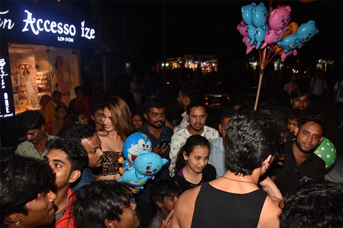 Disha was all smiles as she greeted her fans waiting outside with a smile.