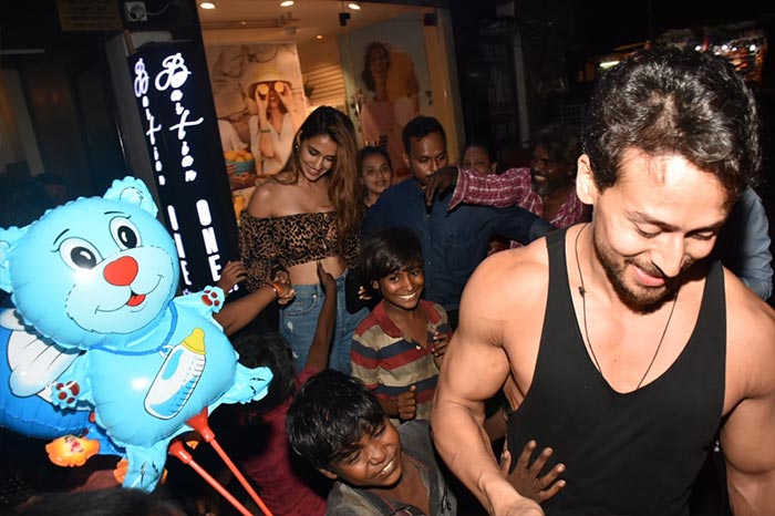 Disha and Tiger were swarmed by their fans as they exited the restaurant.