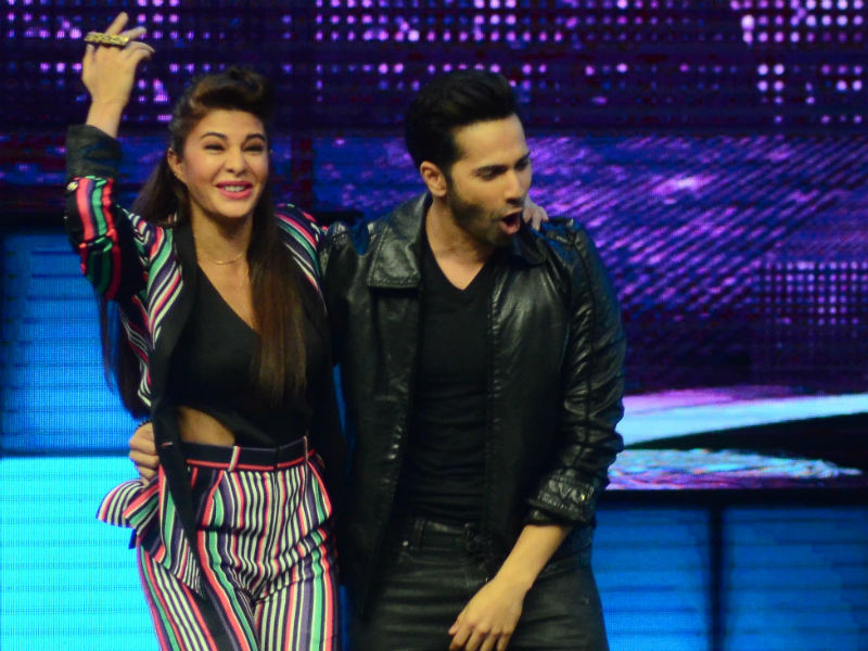 देखें जैकलीन-वरुण के स्पेशल डांस मूव्स, सनी का कैलेंडर लॉन्च