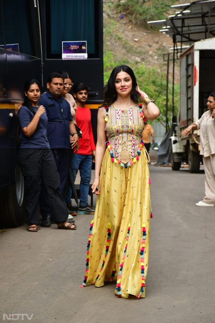 Divya Khossla wore a bright yellow ensemble for the day. (Image Courtesy: Varinder Chawla)