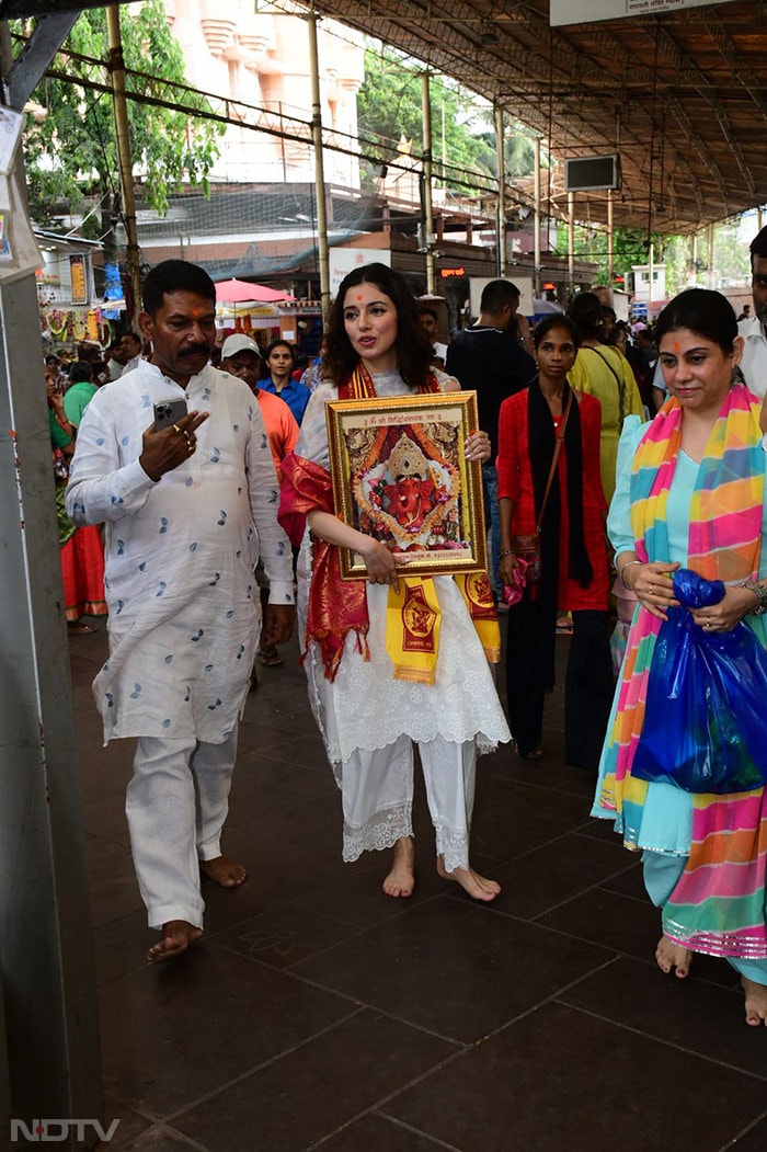 Divya Khossla Visits Siddhivinayak Temple