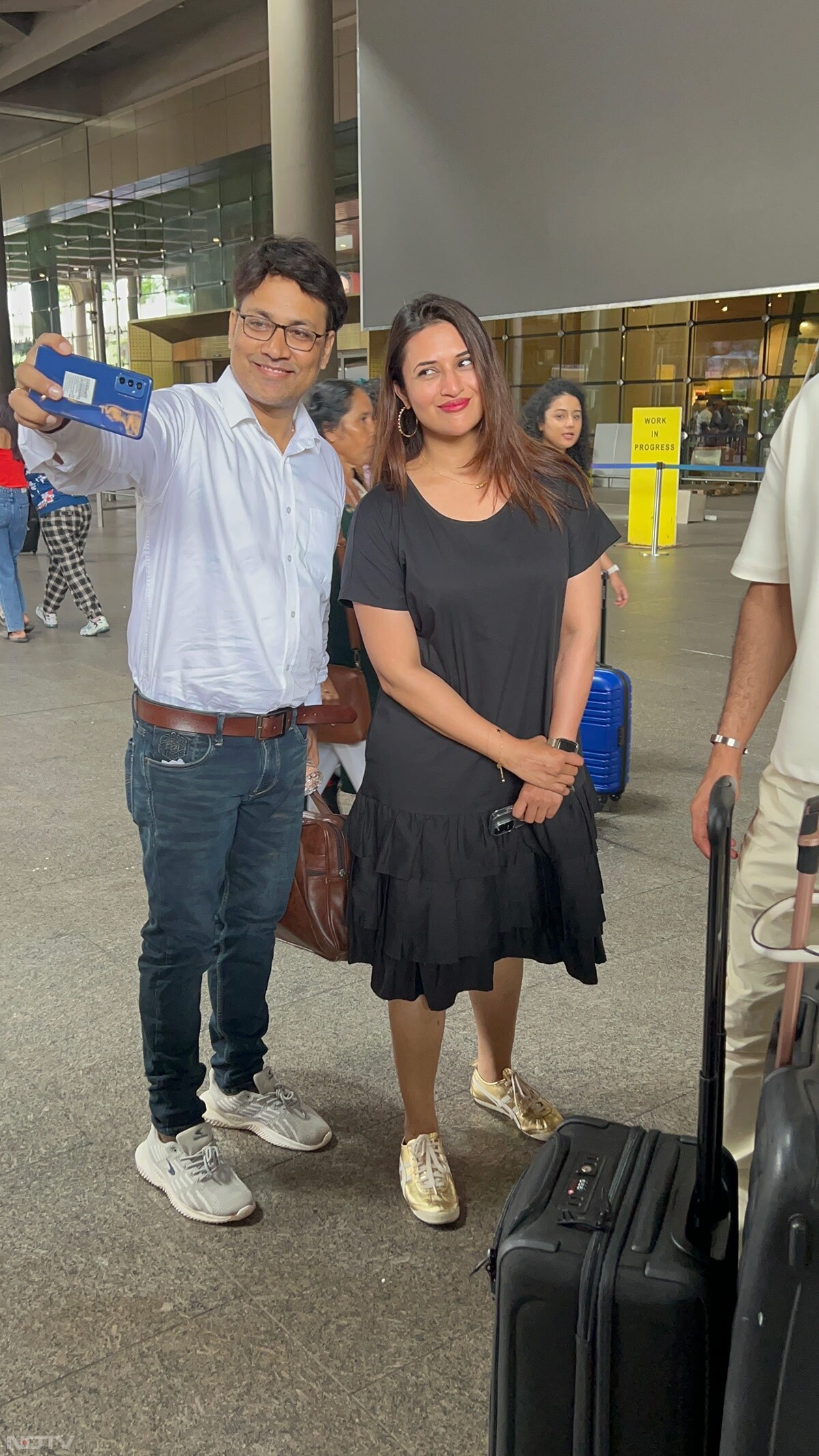 Divyanka Tripathi posed with a fan at the airport. (Image Courtesy: Varinder Chawla)