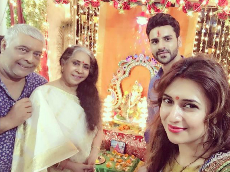तस्वीरों में देखें दिव्यांका-विवेक की शादी के बाद की पहली गणेश चतुर्थी तस्वीरों में देखें दिव्यांका-विवेक की शादी के बाद की पहली गणेश चतुर्थी