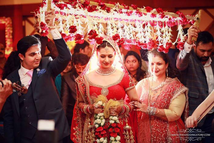 This is how Divyanka walked up to the <I>mandap</i>. <br><br>
This image was posted on Instagram by <a href="https://www.instagram.com/yehaimohabbatein/ " target="_blank" rel="nofollow" >yehaimohabbatein</a>.