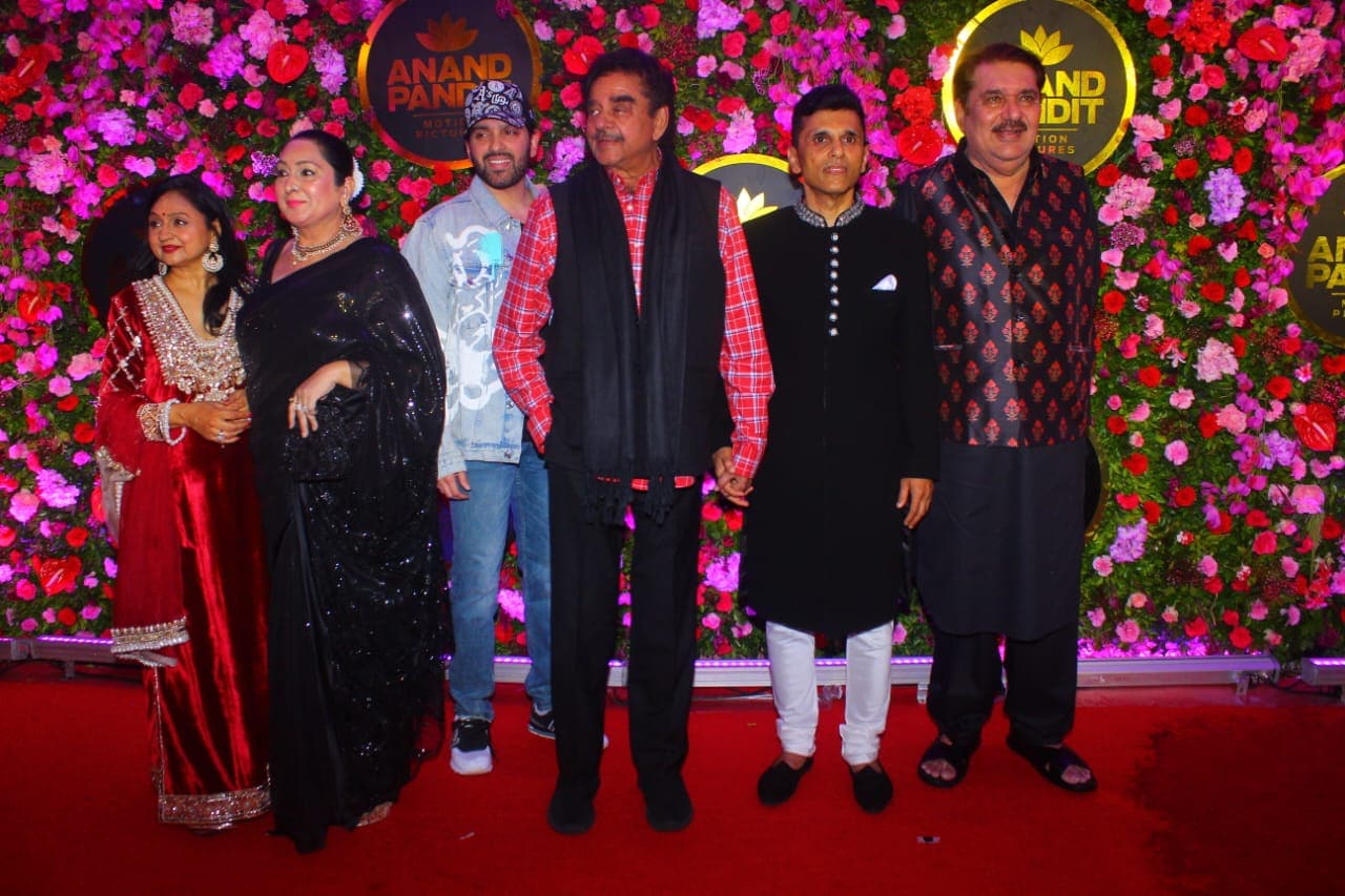 Diwali 2022: Amitabh Bachchan, Kajol-Ajay Devgn, Akshay Kumar At Anand Pandit\'s Party