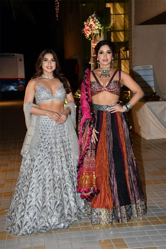 She was pictured with her sister Samiksha Pednekar.(Image courtesy: Varinder Chawla)