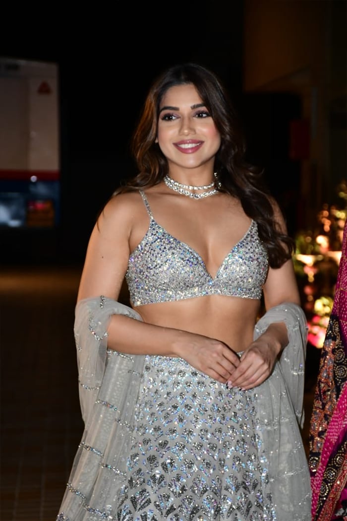 Samiksha wore a beautiful silver lehenga. (Image courtesy: Varinder Chawla)