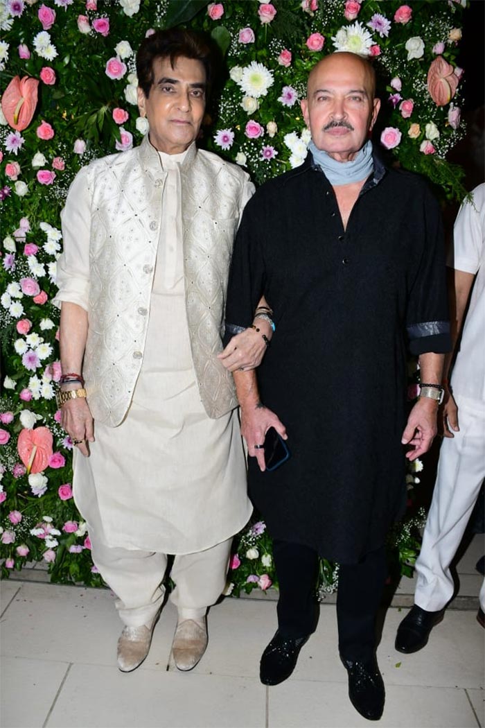 Veterans Jeetendra and Rakesh Roshan posed for the cameras. (Image courtesy: Varinder Chawla)