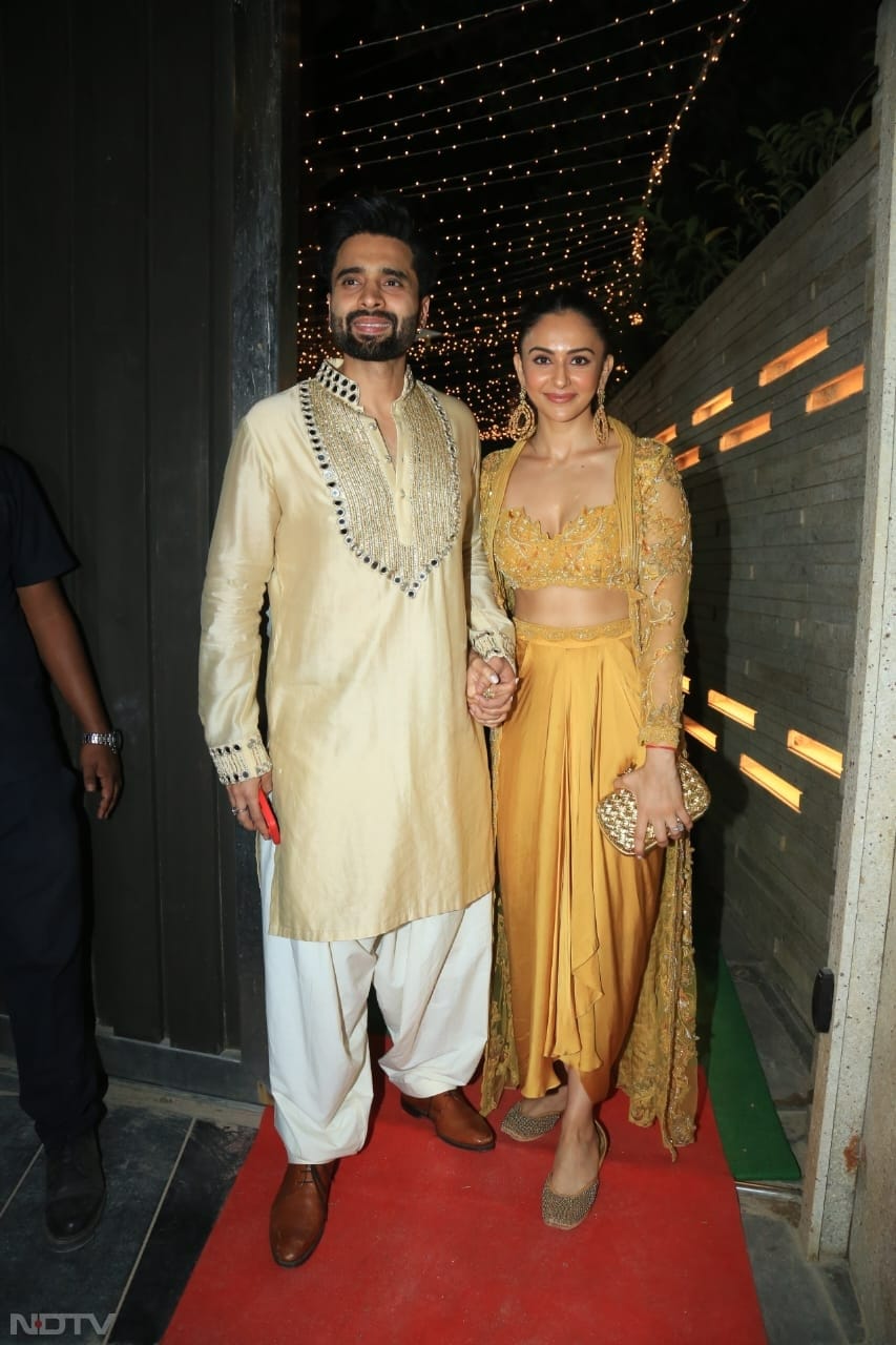 Rakul Preet Singh and Jackky Bhagnani caught everyone's attention in their stunning traditional outfits (Image Courtesy: Varinder Chawla)