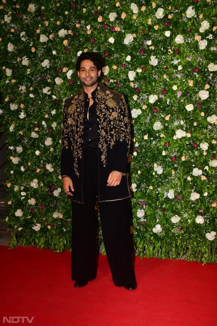 Siddhant Chaturvedi rocked an all-black look (Image Courtesy: Varinder Chawla)