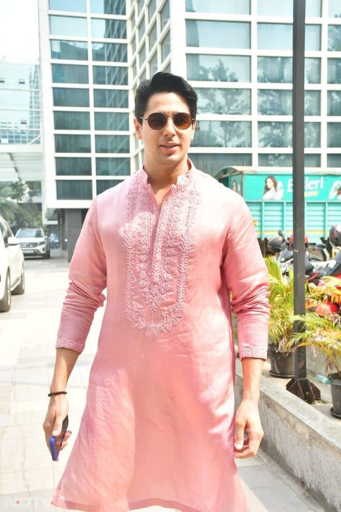 Sidharth Malhotra chose a pink embroidered kurta for the puja (Image Courtesy: Varinder Chawla)