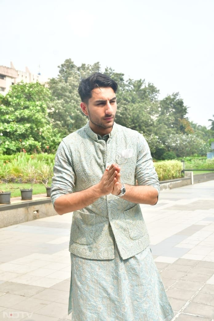 Ibrahim Ali Khan greeted the paparazzi with a <i>namaste</i> (Image Courtesy: Varinder Chawla)