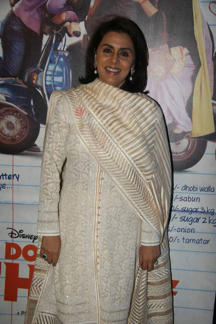 Neetu Singh looking graceful in a light <i>salwar kameez</i> at the premiere of her film, after a 30 year hiatus.