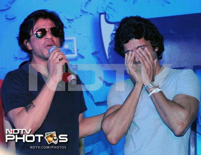 Shah Rukh Khan and Farhan enjoying the event.