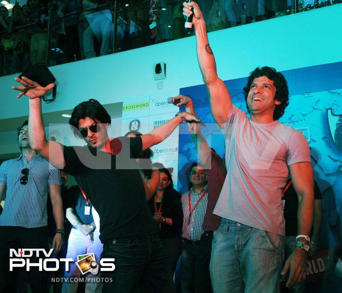 SRK and Farhan entertain fans.