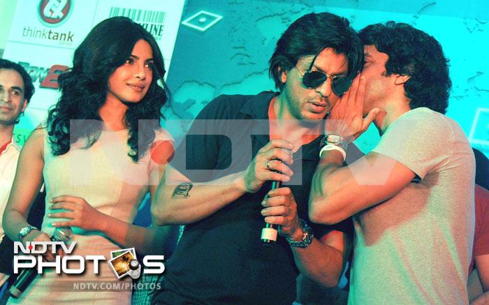 Farhan speaks to SRK with Priyanka in the background.