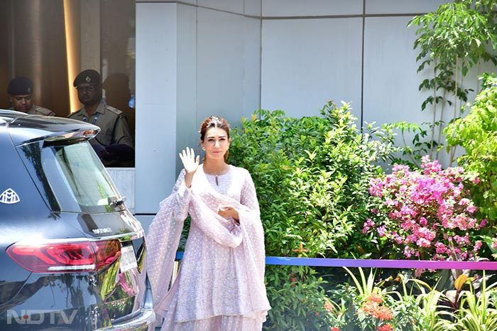 Kriti Sanon looked lovely in a pink kurta as she was spotted outside the Kalina airport later in the day.  (Image Courtesy: Varinder Chawla)