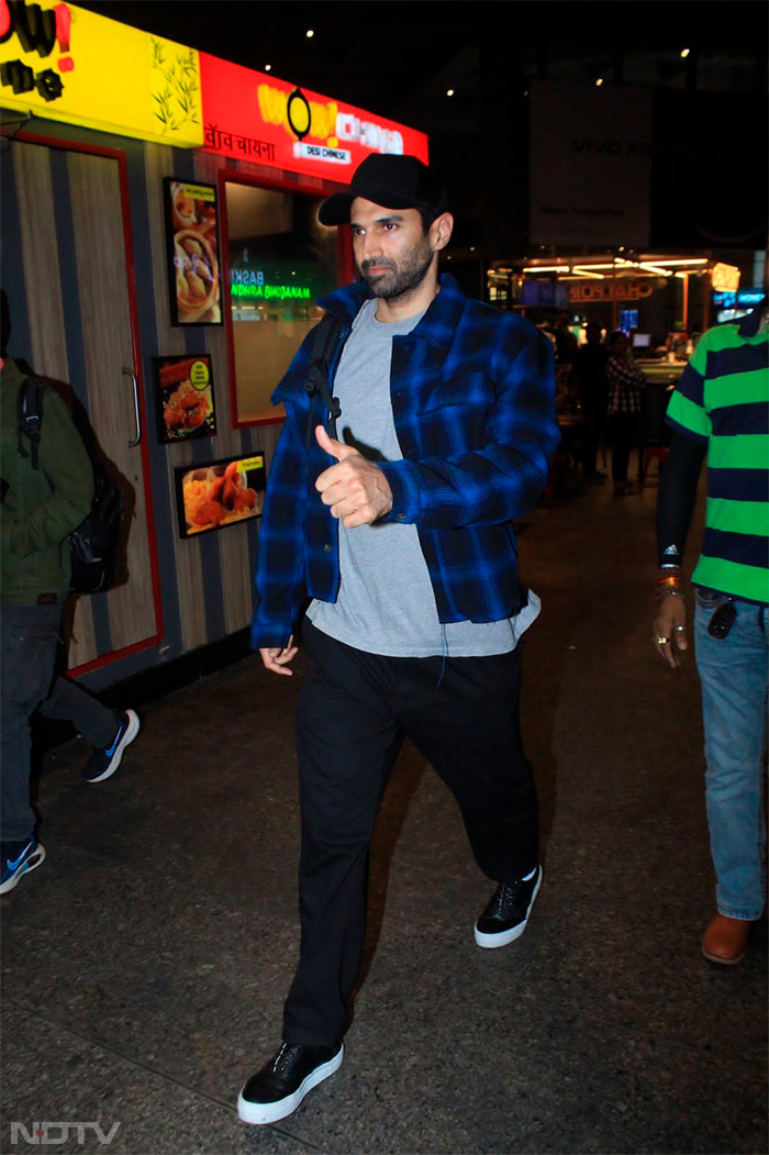 Aditya Roy Kapur flew into Mumbai after his new year celebrations.  (Image Courtesy: Varinder Chawla)