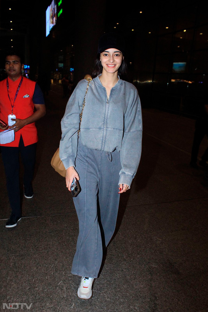 Ananya Panday smiled for the paparazzi. (Image Courtesy: Varinder Chawla)