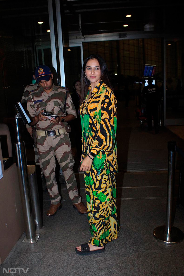 Rakul Preet Singh flies out of Mumbai. (Image Courtesy: Varinder Chawla)