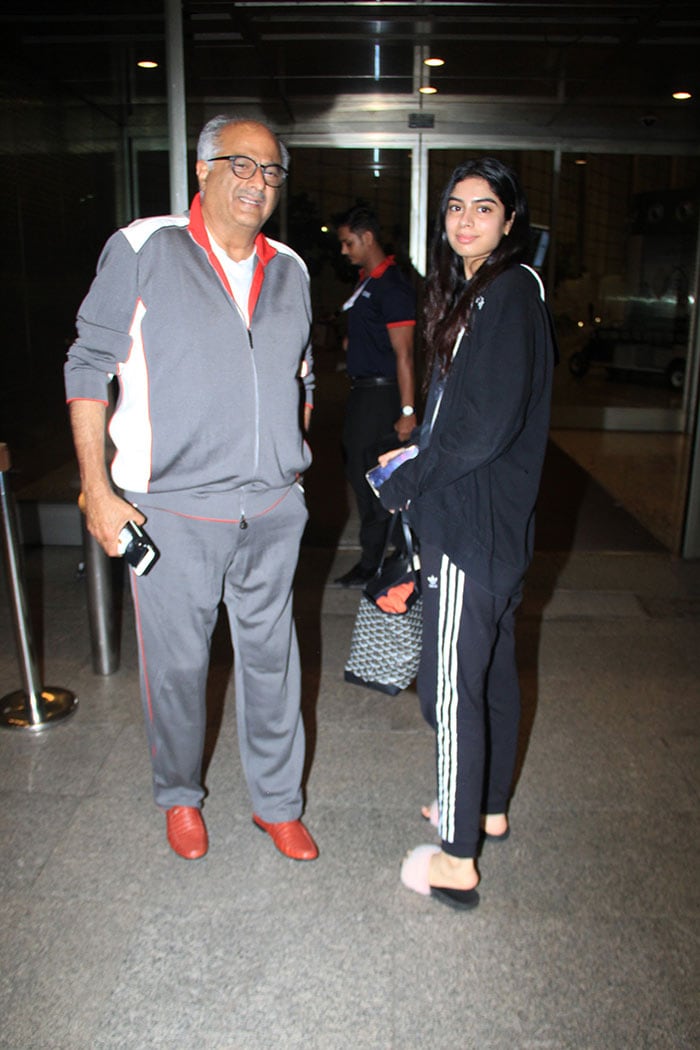 Deepika And Ranveer Return To Mumbai, Hand-In-Hand