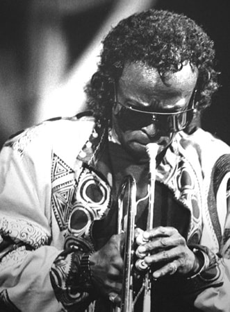 <b>Miles Davis</b>: In the winter of 1953-1954, Miles Davis locked himself in a guest room in his father's farm for twelve days, until the drug was fully out of his system.