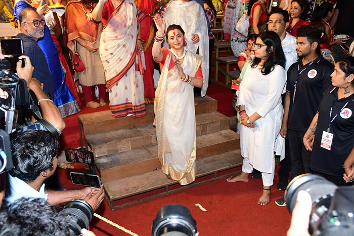 Rani Mukerji waved at the shutterbugs.