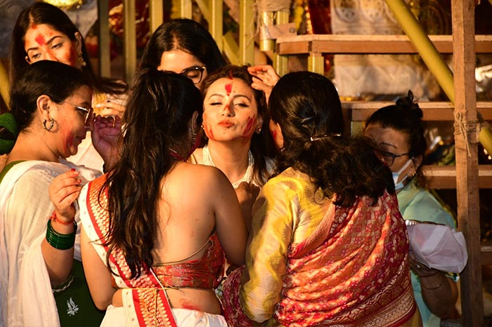 Tanisha Mukerji was pictured applying Sindoor (vermilion) to her cousin Rani.