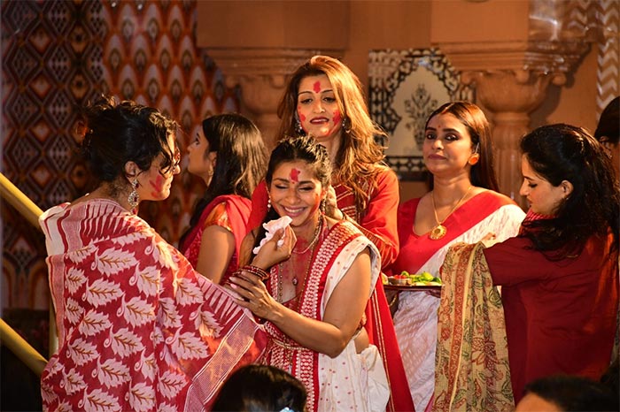 Sisters Kajol and Tanisha were pictured playing Sindoor Khela.