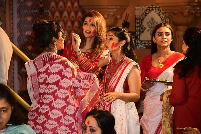 Kajol wore a beautiful red saree for the occasion.