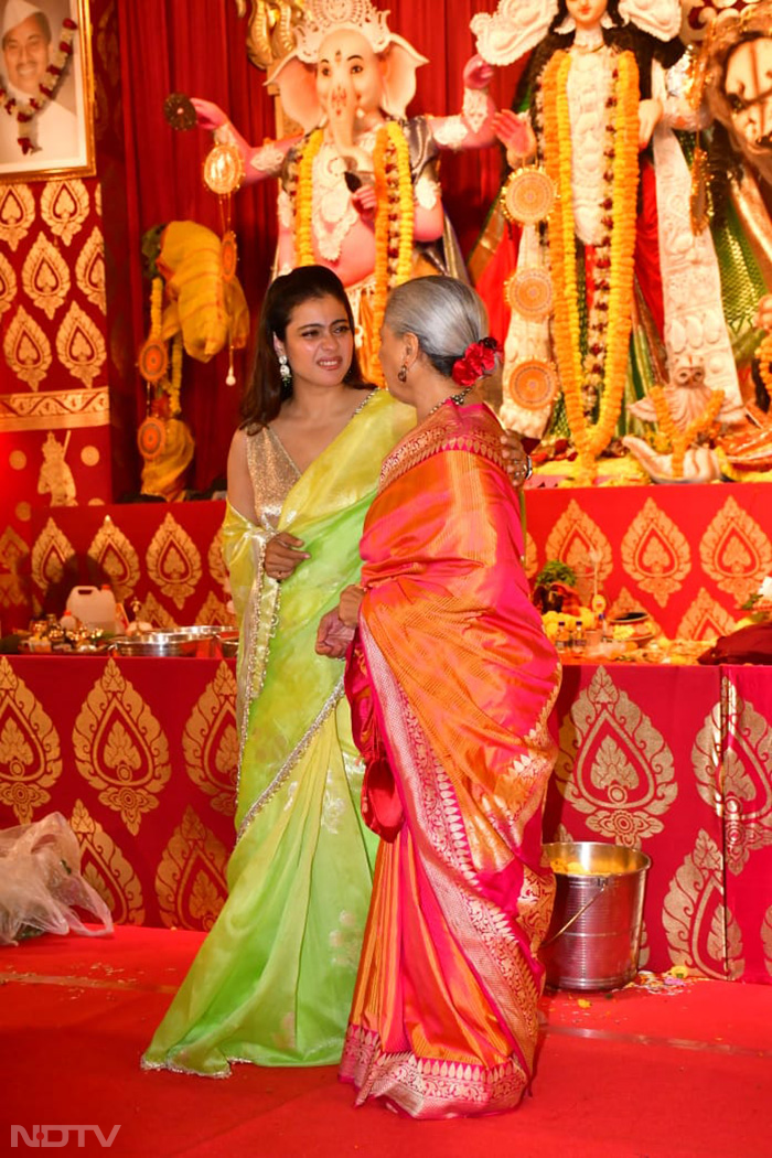 Kajol and Jaya Bachchan, co-stars of <i>Kabhi Khushi Kabhie Gham</i>, happily posed together at a <i>pandal</i>. (Image courtesy: Varinder Chawla)