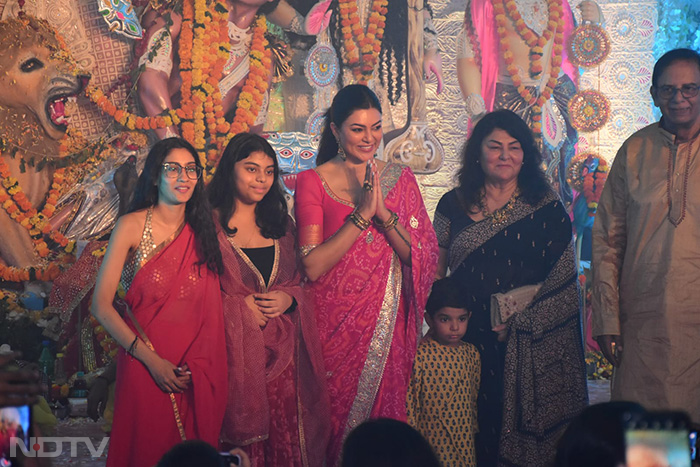 Sushmita Sen visited a pandal in Mumbai where she was accompanied by her daughters Renee and Alisah. (Image courtesy: Varinder Chawla)