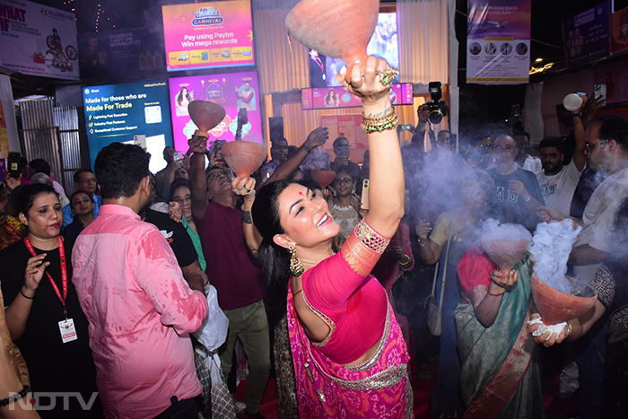 The actress also performed Dhunuchi dance at the pandal. (Image courtesy: Varinder Chawla)