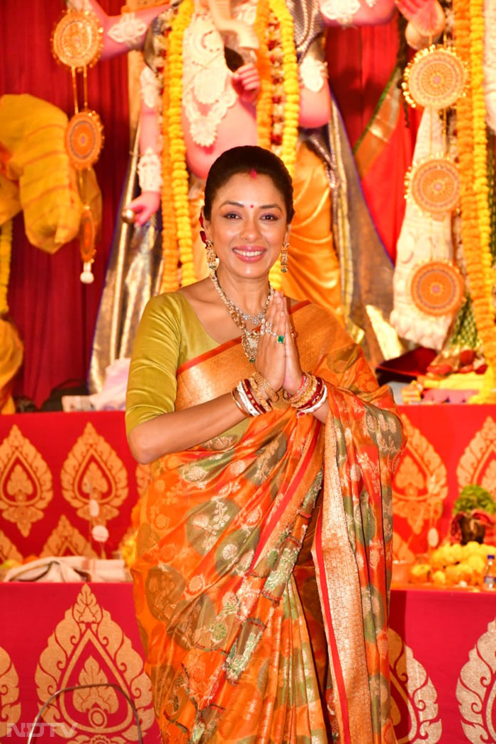 Rupali Ganguly greeted the media like this during her <i>pandal</i> visit on Sunday. (Image courtesy: Varinder Chawla)