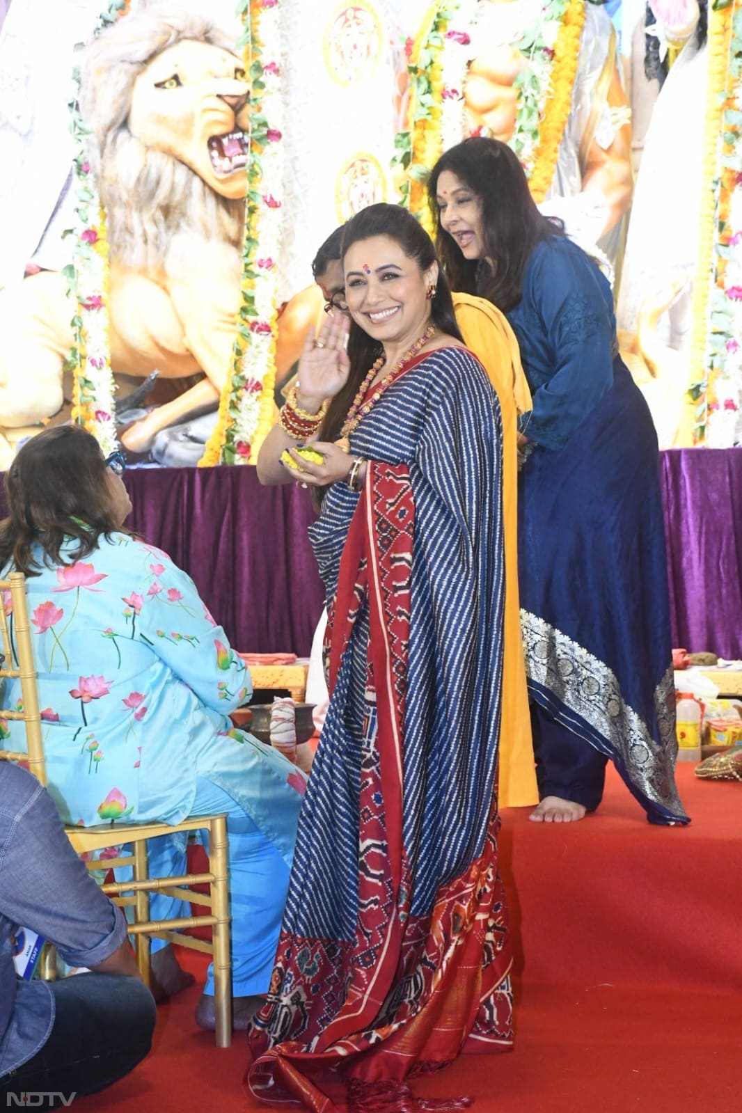 Rani Mukerji greeted the paparazzi like this. (Image Courtesy: Varinder Chawla)