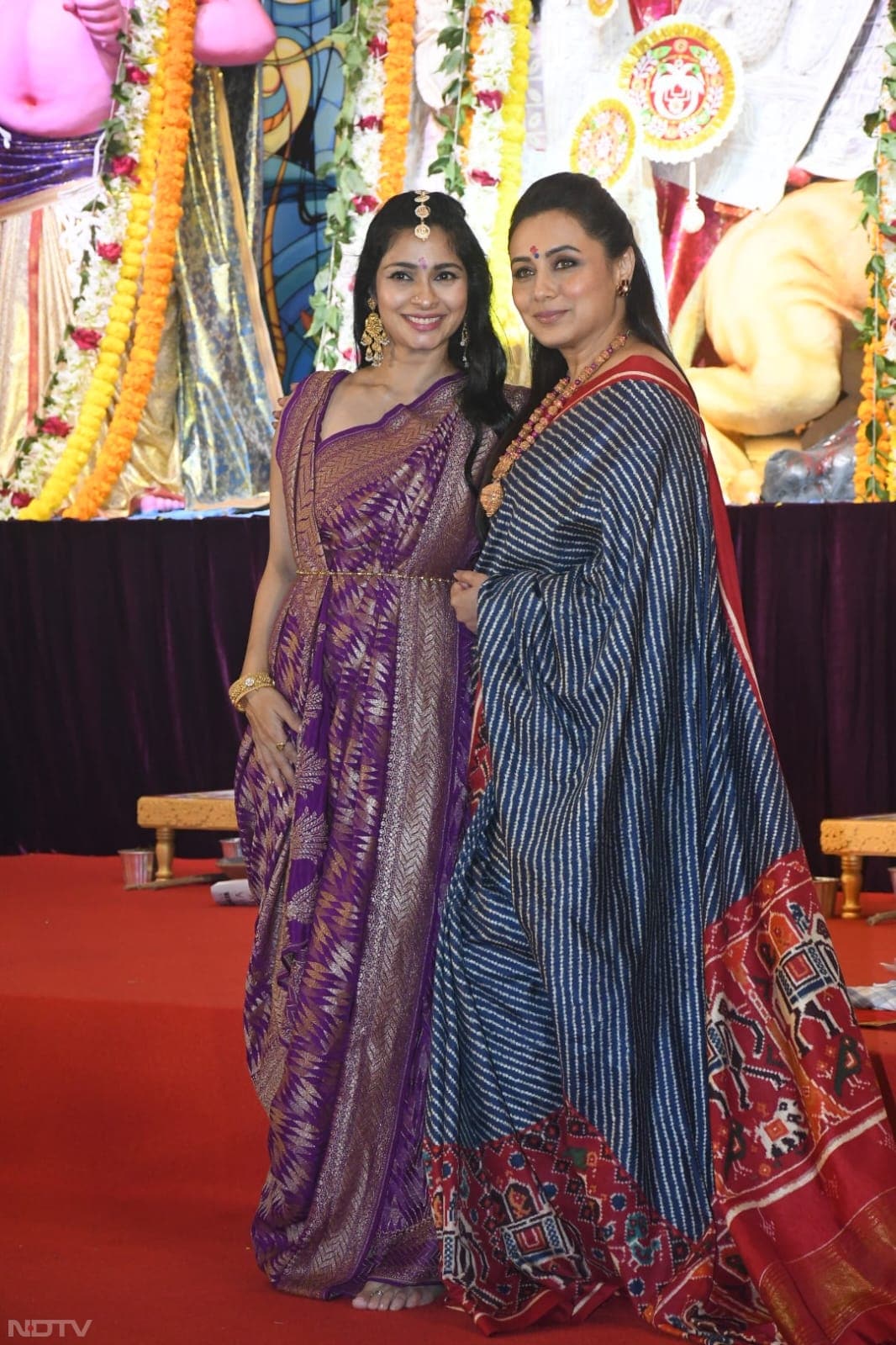 Rani Mukerji and Tanishaa Mukerji looked stunning together. (Image Courtesy: Varinder Chawla)