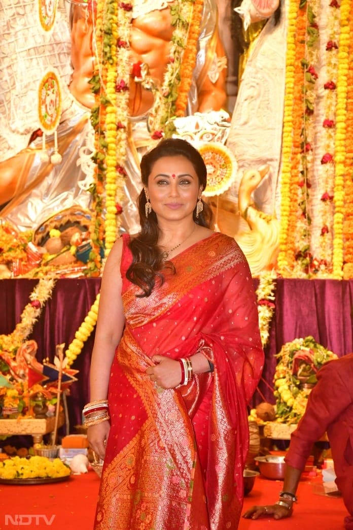 Rani Mukerji wore a gorgeous red saree. (Image Courtesy: Varinder Chawla)