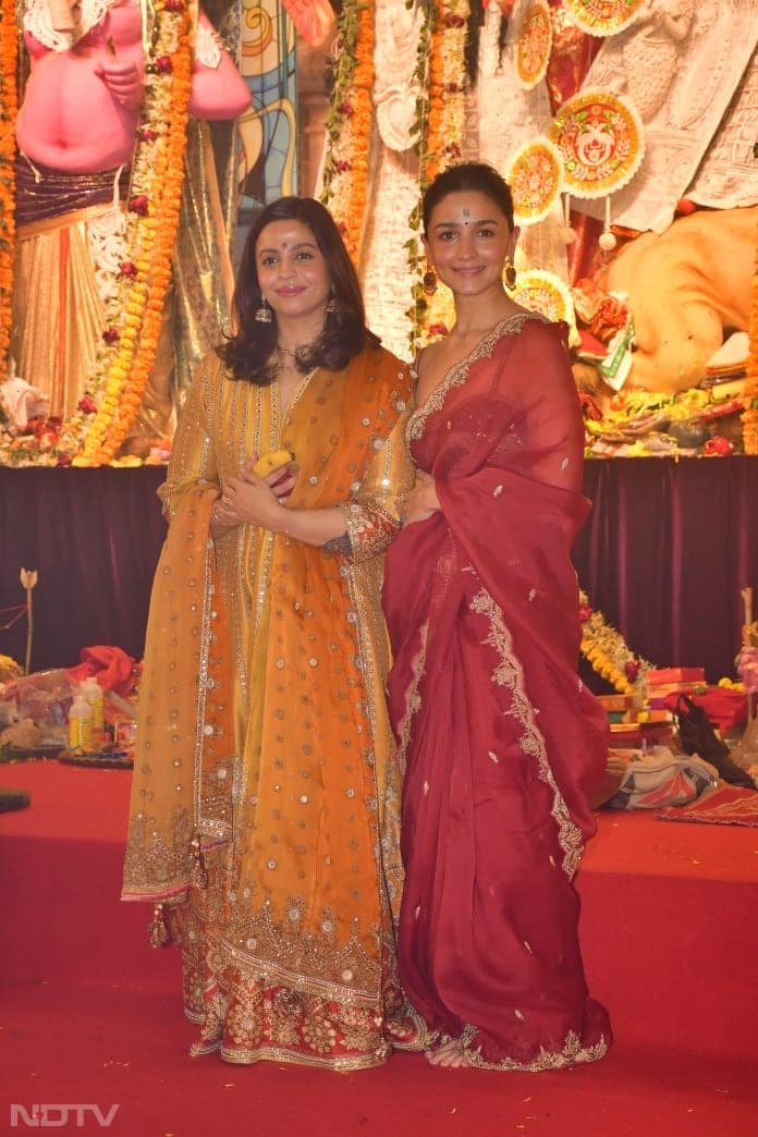 Alia Bhatt and sister Shaheen were dressed in their festive best. (Image Courtesy: Varinder Chawla)