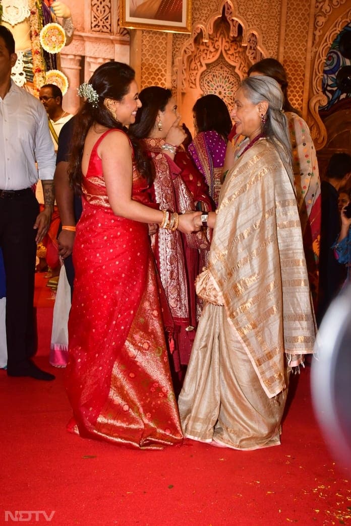 Rani Mukerji and Jaya Bachchan pictured sharing a laugh. (Image Courtesy: Varinder Chawla)