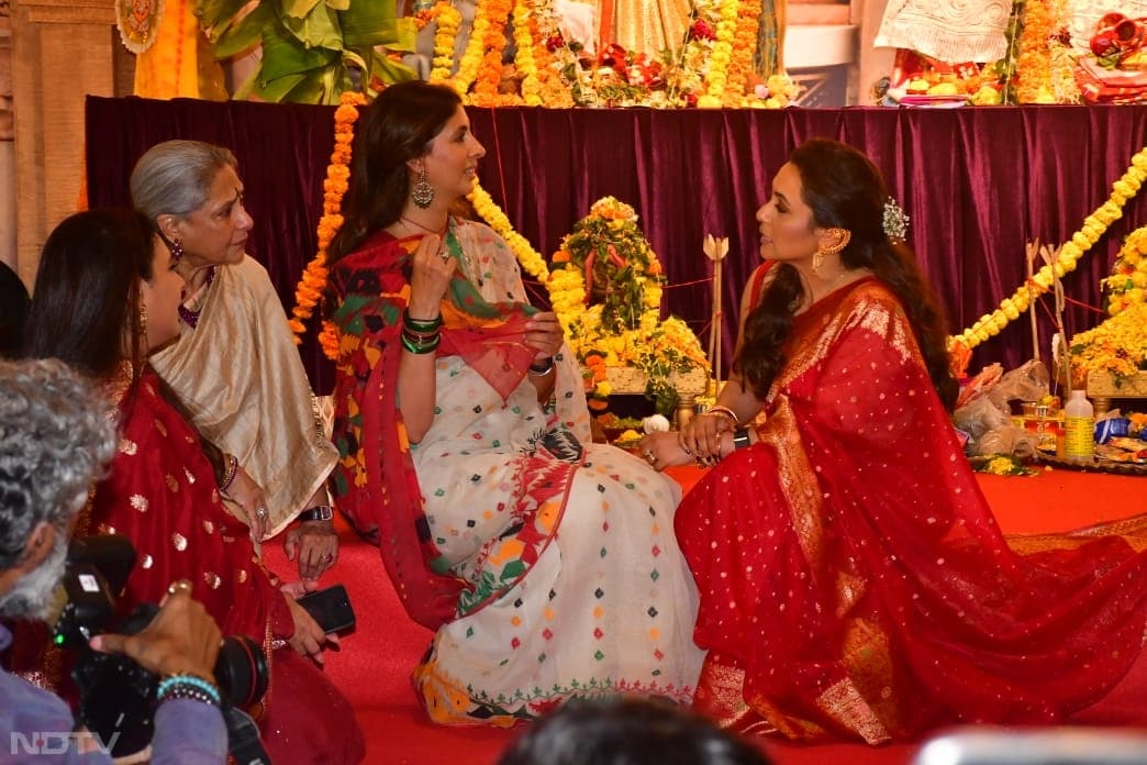 Jaya Bachchan, Shweta Bachchan and Rani Mukerji were captured at their candid best. (Image Courtesy: Varinder Chawla)